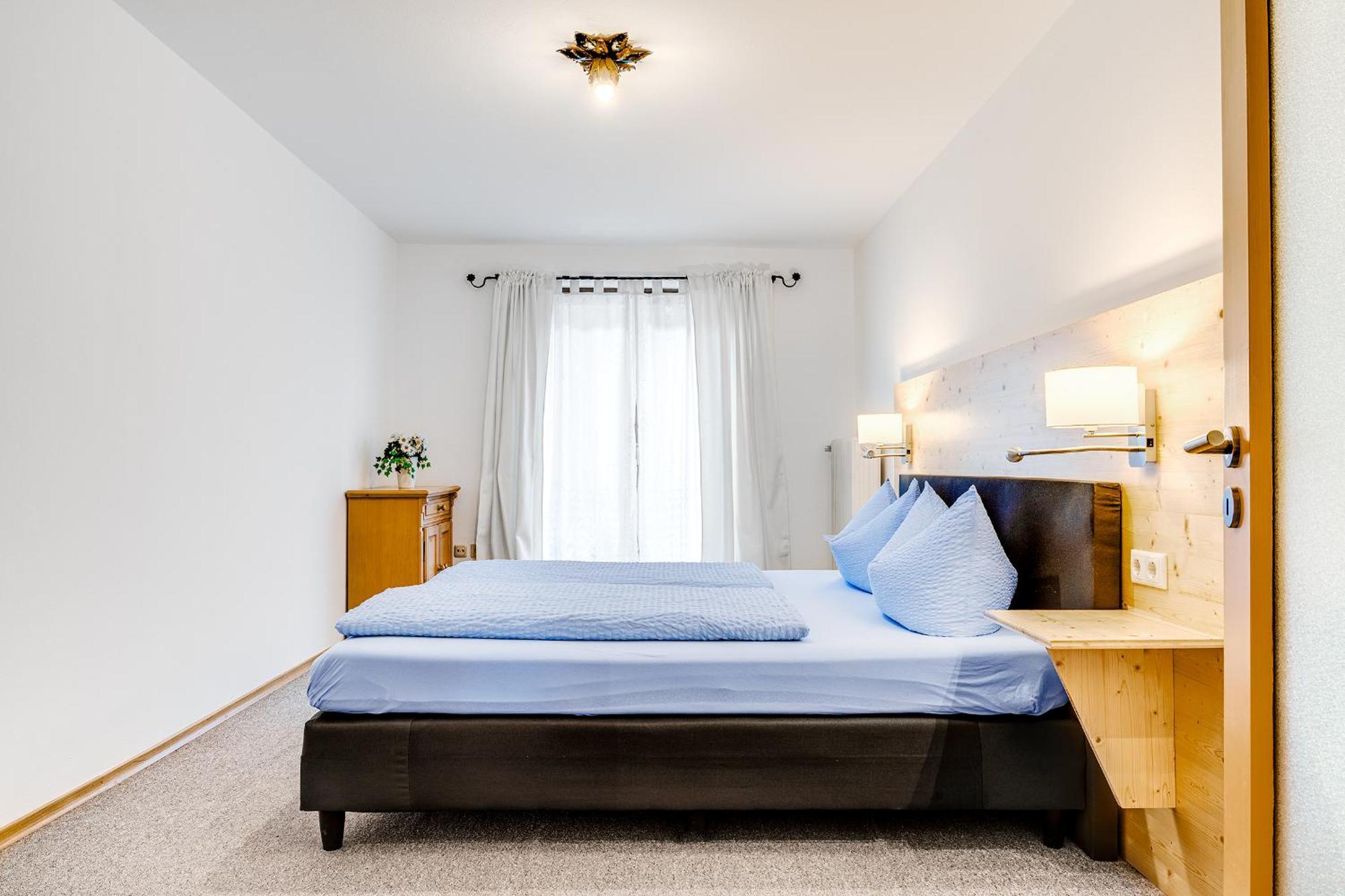 Gaestehaus U Ferienwohnungen Veronika Incl Fruehstuecksbuffet Und Koenigscard Mit 200 Kostenlosen Attraktionen 오버암머가우 외부 사진