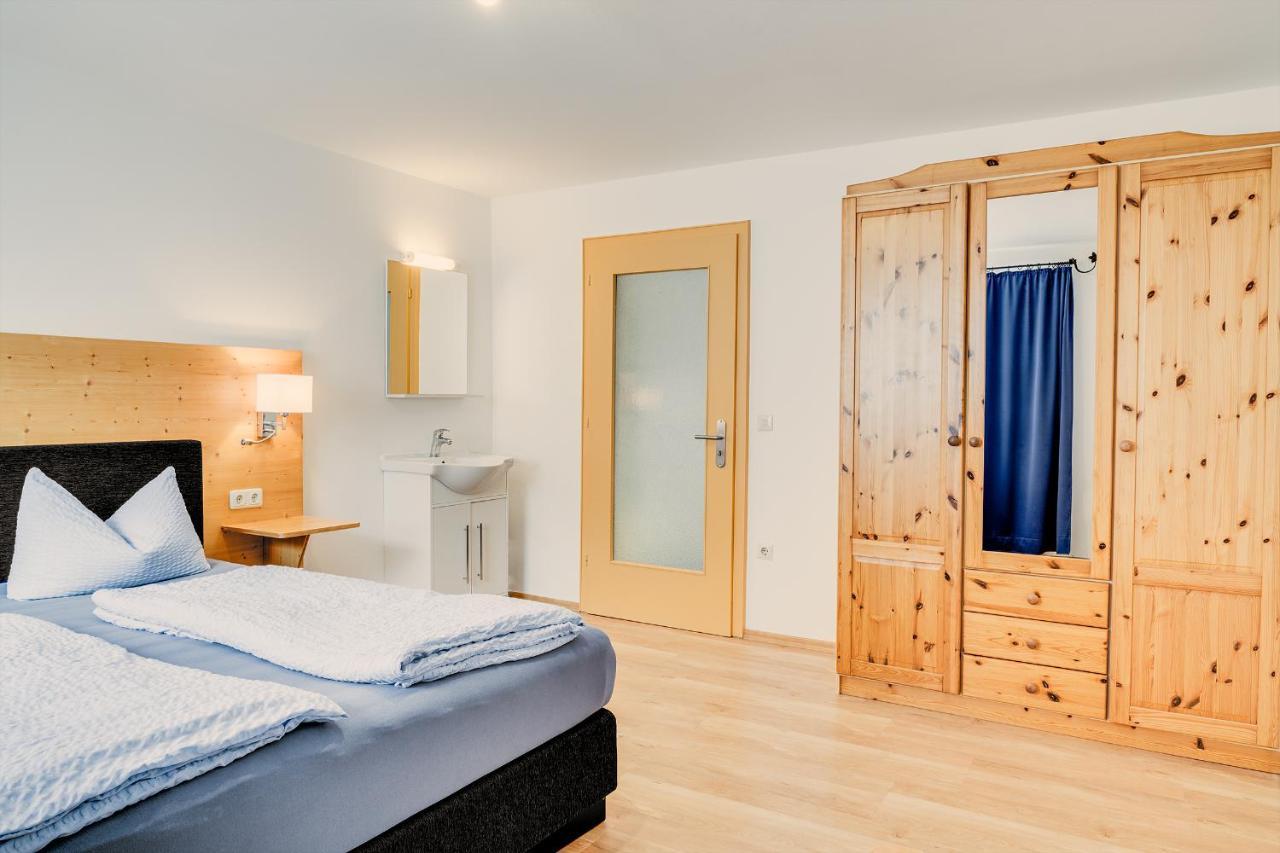 Gaestehaus U Ferienwohnungen Veronika Incl Fruehstuecksbuffet Und Koenigscard Mit 200 Kostenlosen Attraktionen 오버암머가우 외부 사진