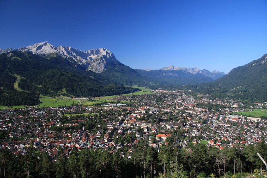 Gaestehaus U Ferienwohnungen Veronika Incl Fruehstuecksbuffet Und Koenigscard Mit 200 Kostenlosen Attraktionen 오버암머가우 객실 사진