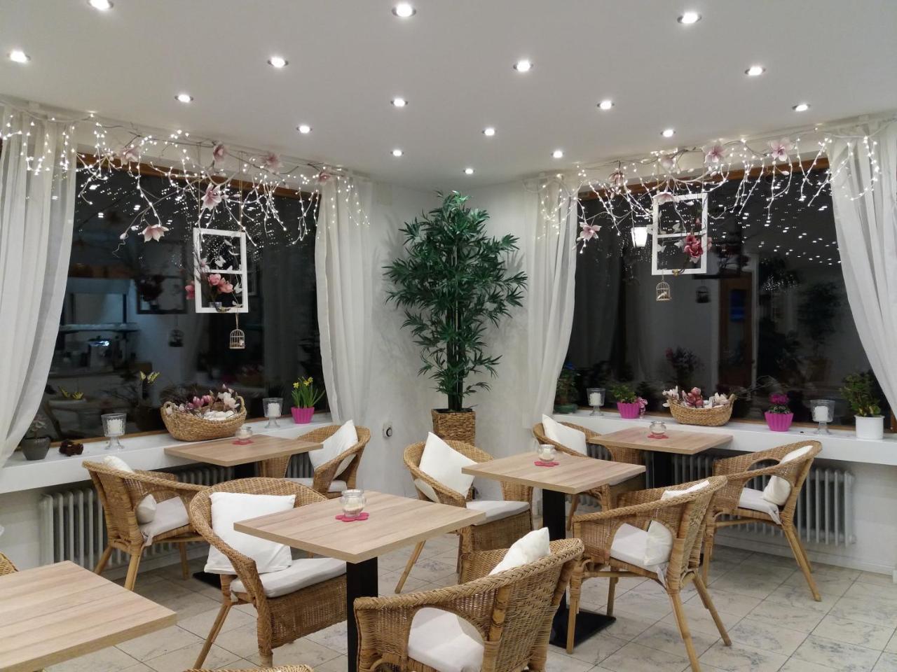 Gaestehaus U Ferienwohnungen Veronika Incl Fruehstuecksbuffet Und Koenigscard Mit 200 Kostenlosen Attraktionen 오버암머가우 외부 사진